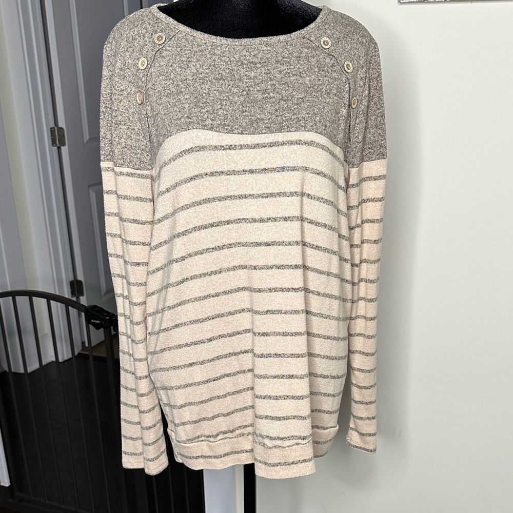 Long sleeve top.